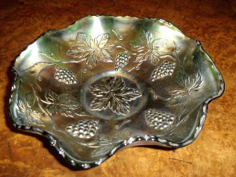 CARNIVAL GLASS FLUTED GREEN BOWL DECORATED WITH LEAVES & BUNCHES OF GRAPES