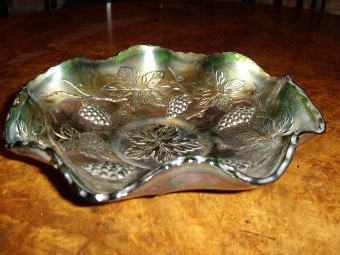 Antique CARNIVAL GLASS FLUTED GREEN BOWL DECORATED WITH LEAVES & BUNCHES OF GRAPES 