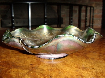 Antique CARNIVAL GLASS FLUTED GREEN BOWL DECORATED WITH LEAVES & BUNCHES OF GRAPES 