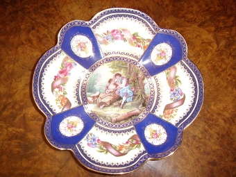 CONTINENTAL PORCELAIN DISH DECORATED WITH FLOWERS & CAMEO SCENE IN CENTRE 