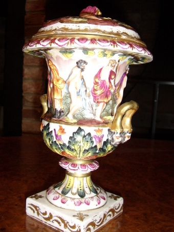 NAPLES DESIGN CAPO-DE-MONTE DOCCIA CAPPED VASE WITH PAIR OF GILT HANDLES.
