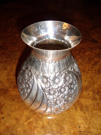 Antique SILVER HAND CRAFTED VASE BY GEORGE TARRATT DECORATED IN DAISES 