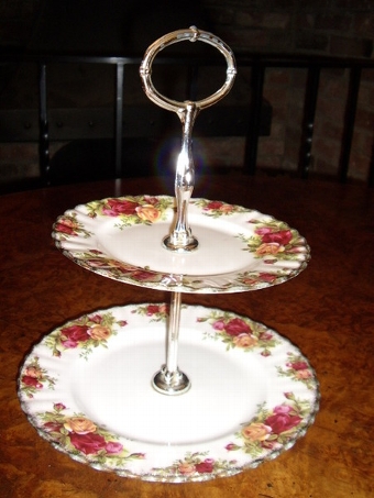 ROYAL ALBERT 2 TIER CAKE STAND & SANDWICH PLATE IN THE 'OLD COUNTRY ROSES' PATTERN