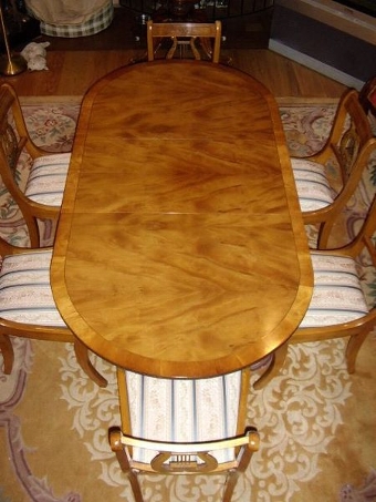 REGENCY STYLE ANTIQUE FLAME MAHOGANY EXTENDING DINING TABLE & SIX MATCHING HARP BACKED CHAIRS.