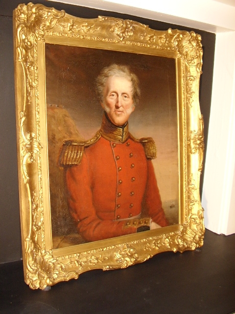 Antique EARLY 19TH CENTURY OIL PORTRAIT PAINTING OF A MAJOR GENERAL IN THE IRISH GUARDS WEARING HIS REDCOAT TUNIC WITH GOLD SHOULDER EPAULETTES (IN THE MANNER OF SIR THOMAS LAWRENCE)& PRESENTED IN ORIGINAL SWEPT FRAME 38 X 33 INCHES