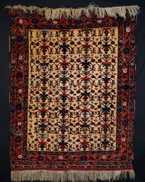 ANTIQUE CAMEL GROUND AFSHAR RUG OF RARE DESIGN, LATE 19TH CENTURY. 