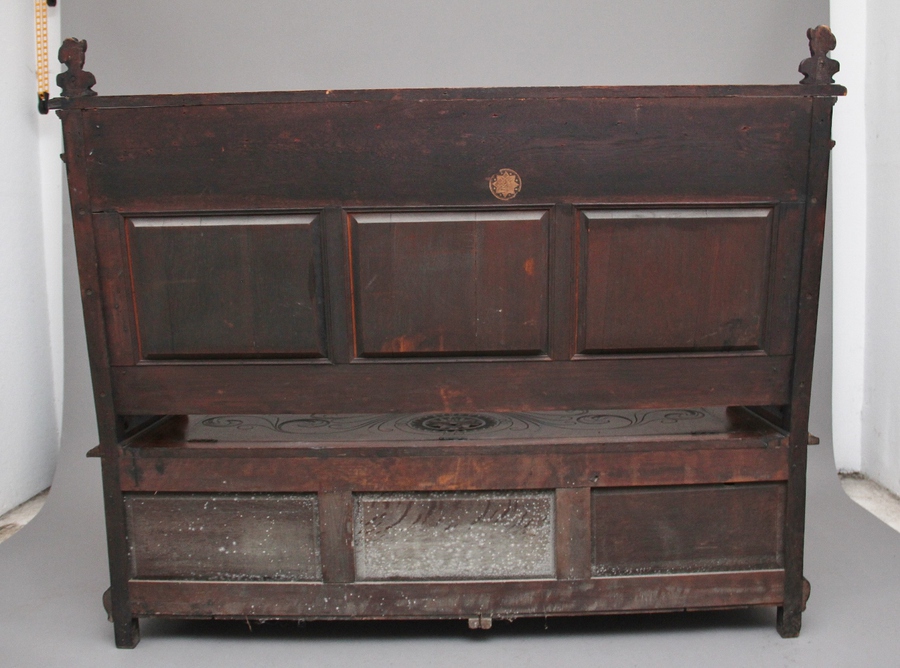 Antique Superb quality 19th Century oak box settle