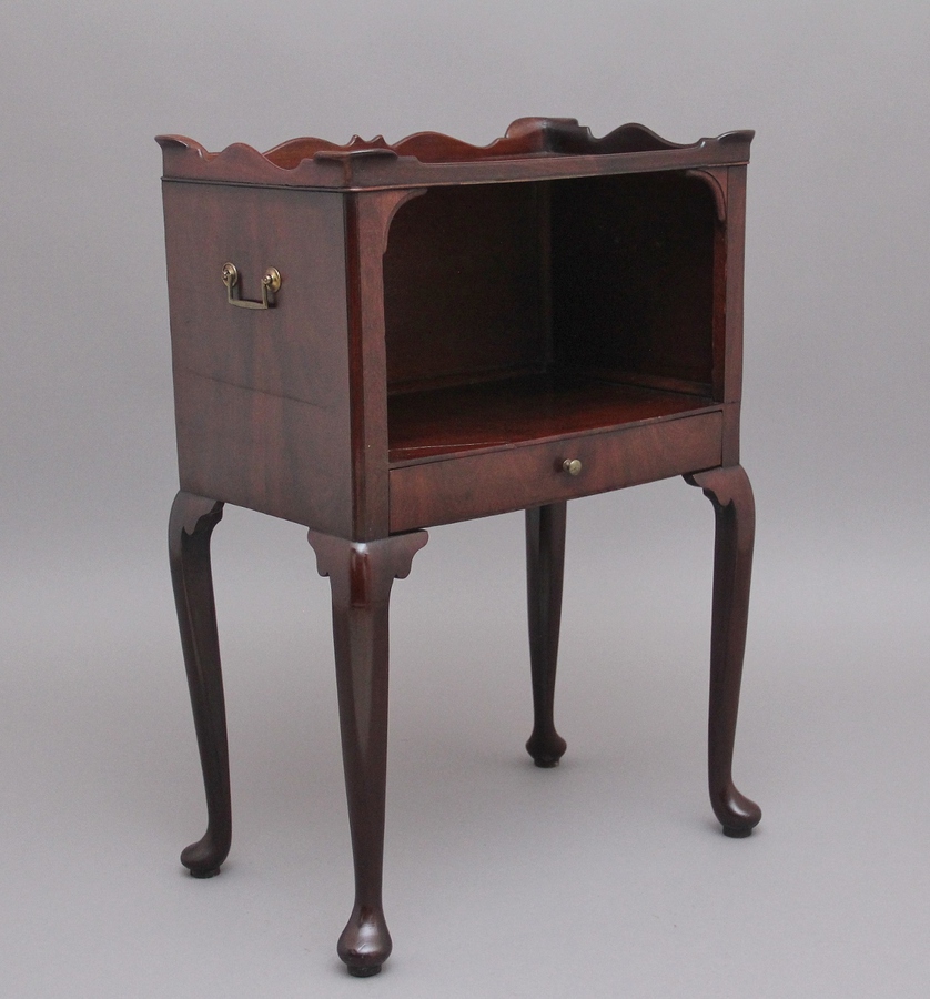 Early 20th Century mahogany bedside cabinet in the Georgian style