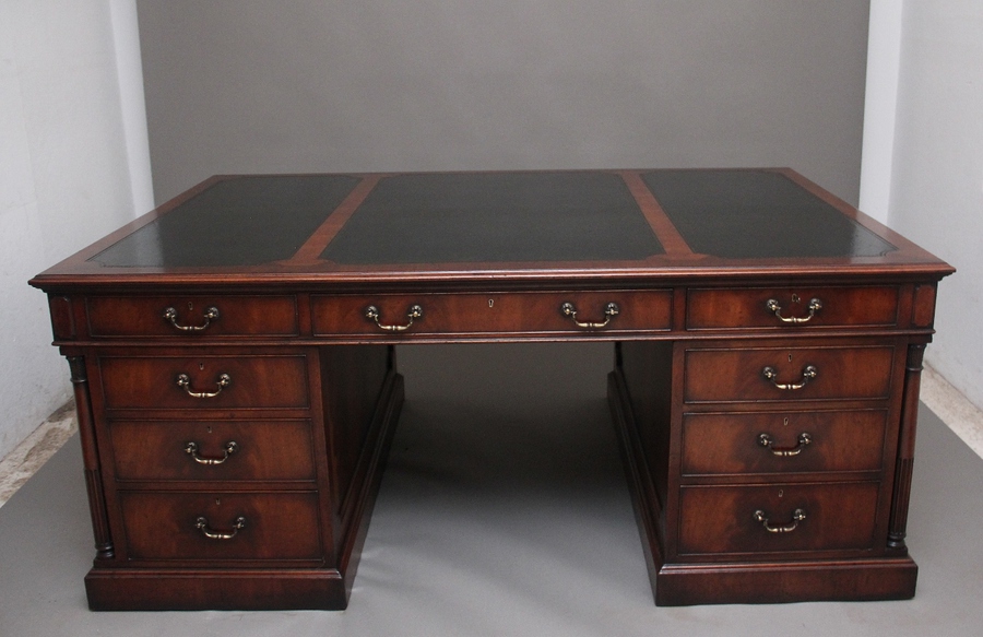 Antique A large and impressive early 20th Century mahogany desk