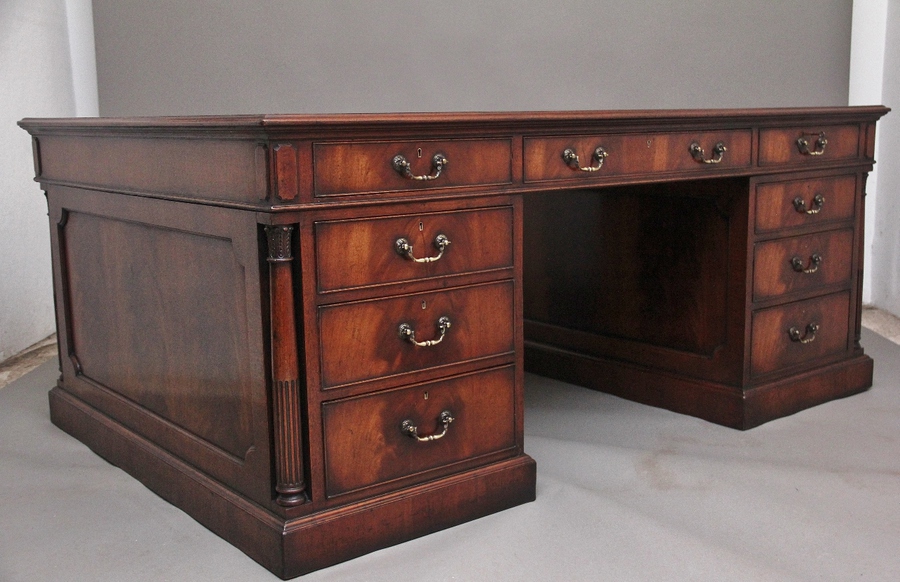 Antique A large and impressive early 20th Century mahogany desk