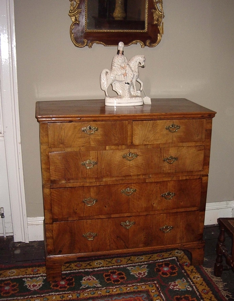 George II walnut Veneered chest of Drawers c1740