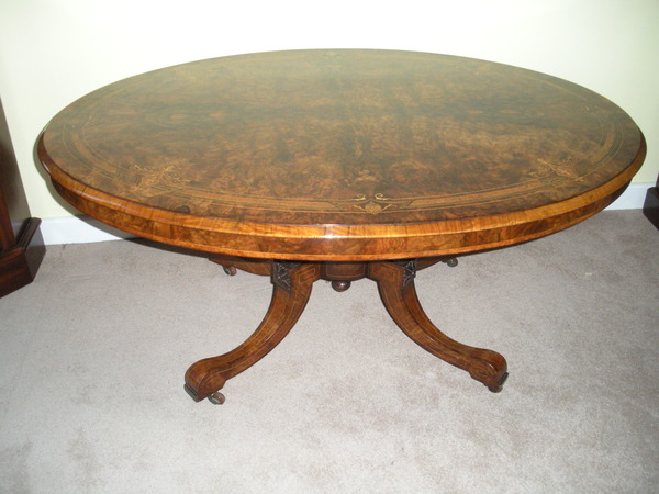A SuperbVictorian Figured Walnut Loo/Coffee Table