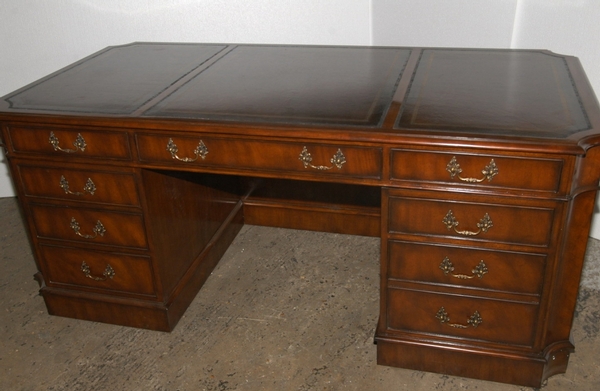 ENGLISH CHIPPENDALE GEORGIAN MAHOGANY PEDESTAL DESK