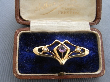 ART NOUVEAU 15CT GOLD,AMETHYST AND PEARL SET BROOCH