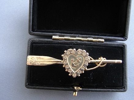 VICTORIAN 9CT GOLD BROOCH