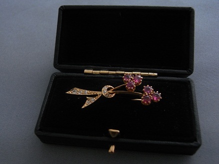 1940S RETRO 18CT GOLD,RUBY AND DIAMOND BROOCH