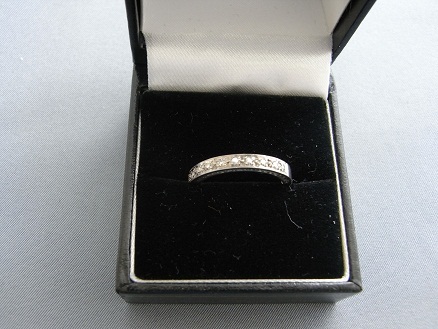 1930s 18CT WHITE GOLD AND DIAMOND HALF ETERNITY RING