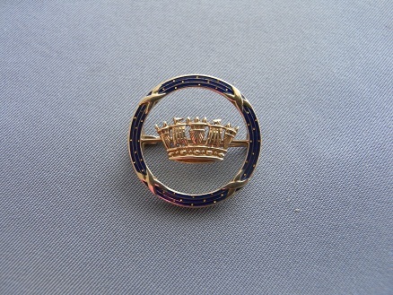 A GOLD AND ENAMEL NAVAL CROWN BROOCH