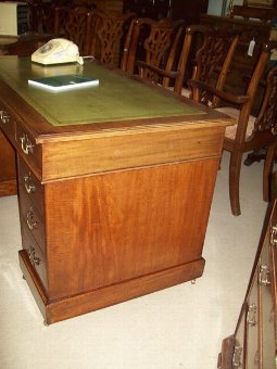Antique Victorian Mahogany Pedestal Desk.