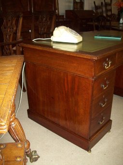 Antique Victorian Mahogany Pedestal Desk.
