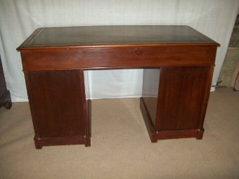 Antique Quality Victorian Mahogany Pedestal Desk.