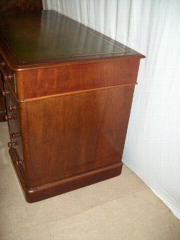 Antique Quality Victorian Mahogany Pedestal Desk.