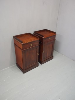 Antique Pair of Victorian Mahogany Pedestals or Bedsides