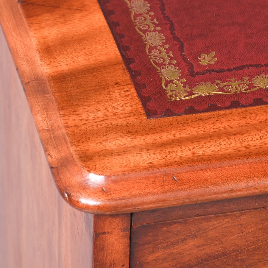 Antique Quality William IV Mahogany Kneehole Desk