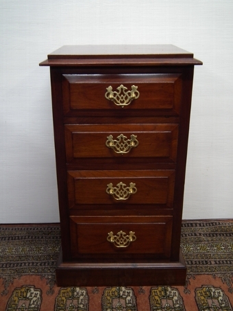 Antique Pair of Victorian Mahogany Bedside Cabinets