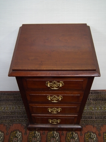 Antique Pair of Victorian Mahogany Bedside Cabinets