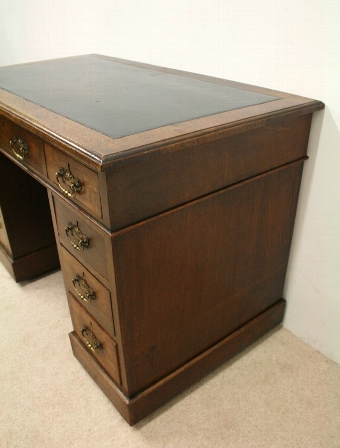 Antique Late Victorian Oak Kneehole Desk