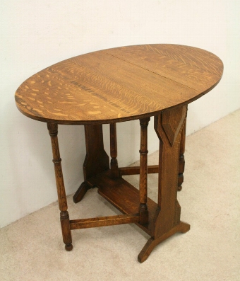 Neat Sized Oak Gateleg Table