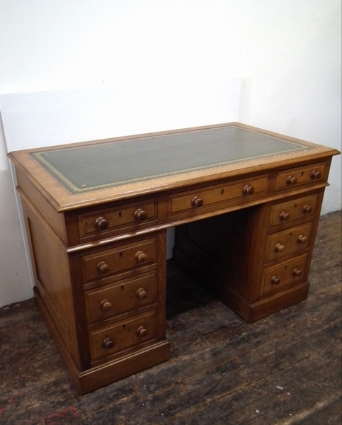 Victorian Oak Kneehole Desk