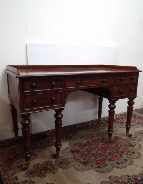 William IV Mahogany Kneehole Desk