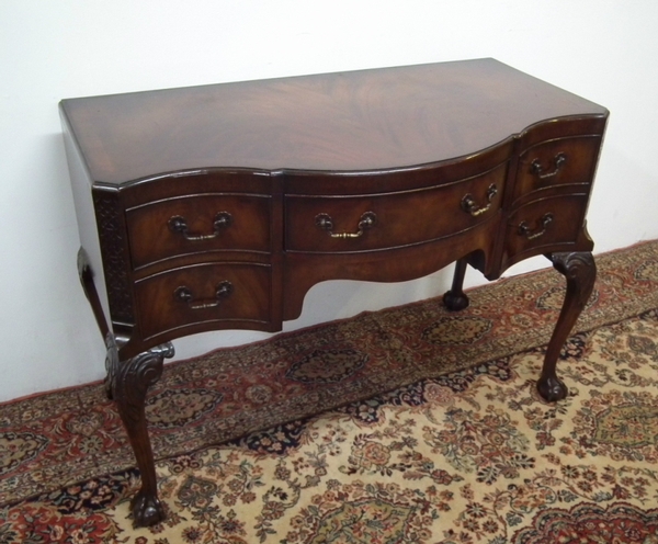 Georgian Style Mahogany Serpentine Lowboy/Dressing Table