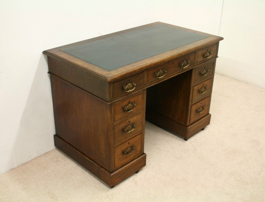 Late Victorian Oak Kneehole Desk