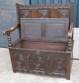 Antique 1900's Carved Oak Settle with decorative panels and Lift up Lid. Great storage