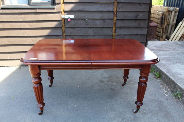 Mahogany Dining Table Victorian style with Turned Legs on Castors.