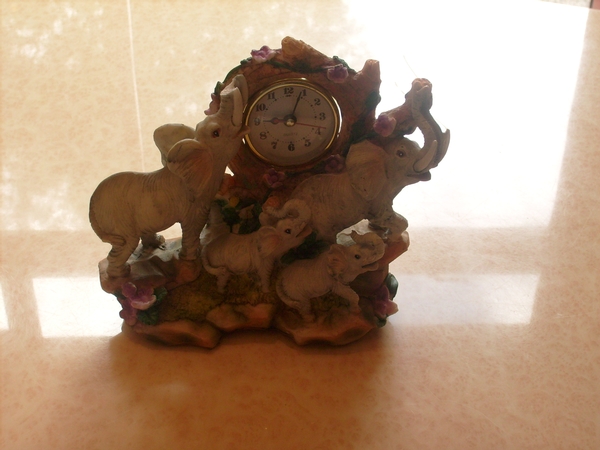 CARVED ELEPHANT FIGURES WITH MOUNTED QUARTZ CLOCK