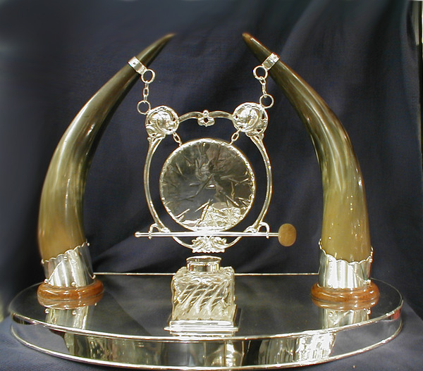 Gong with horns