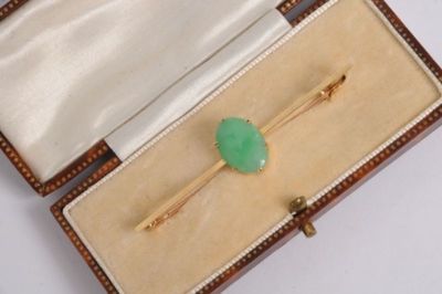 Gold (15ct) bar brooch adorned with a Chinese Jade
