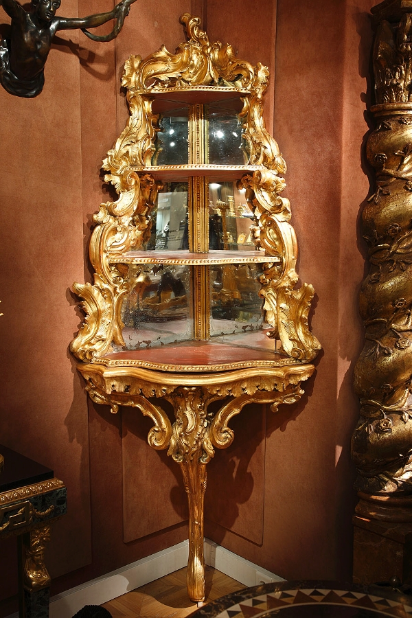 Italian 18th century giltwood corner console