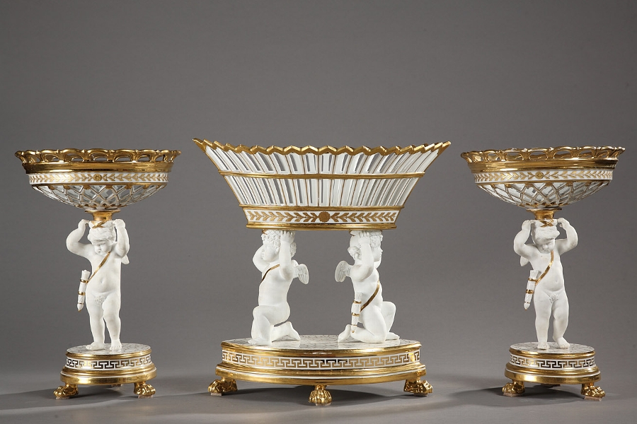 French early 19th cenury table centerpiece in bisque and porcelain, with three parts decorated with putti.