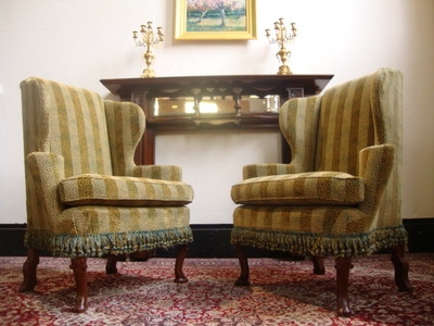 A BEAUTIFUL IMMACULATE PAIR OF ANTIQUE GEORGIAN WINGBACK UPHOLSTERED ARMCHAIRS