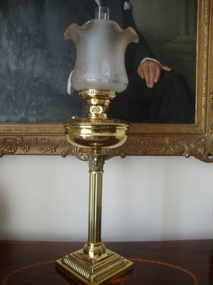 A BEAUTIFUL TALL EDWARDIAN CORINTHIAN BRASS COLUMN TABLE DESK OIL LAMP C1905