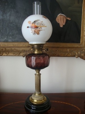 A TALL ORIGINAL ANTIQUE 19THC VICTORIAN CRANBERRY TABLE DESK OIL LAMP C1880