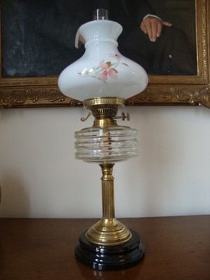 BEAUTIFUL TALL ANTIQUE VICTORIAN TWIN BURNING TABLE OIL LAMP C1895
