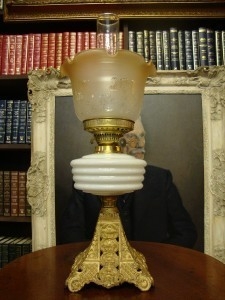 WONDERFUL 19THC VICTORIAN ANTIQUE CERAMIC & CAST TABLE DESK OIL LAMP C1900