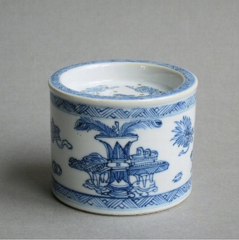 Good Chinese export blue & white sander, Kangxi