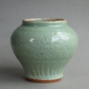 Attractive Chinese early Ming Longquan celadon jar